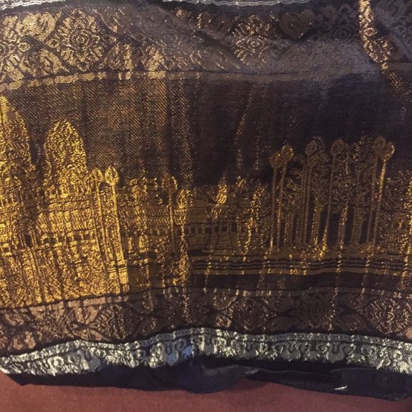 NEW LISTING 100% SILK SCARF - Picture 2 of 4